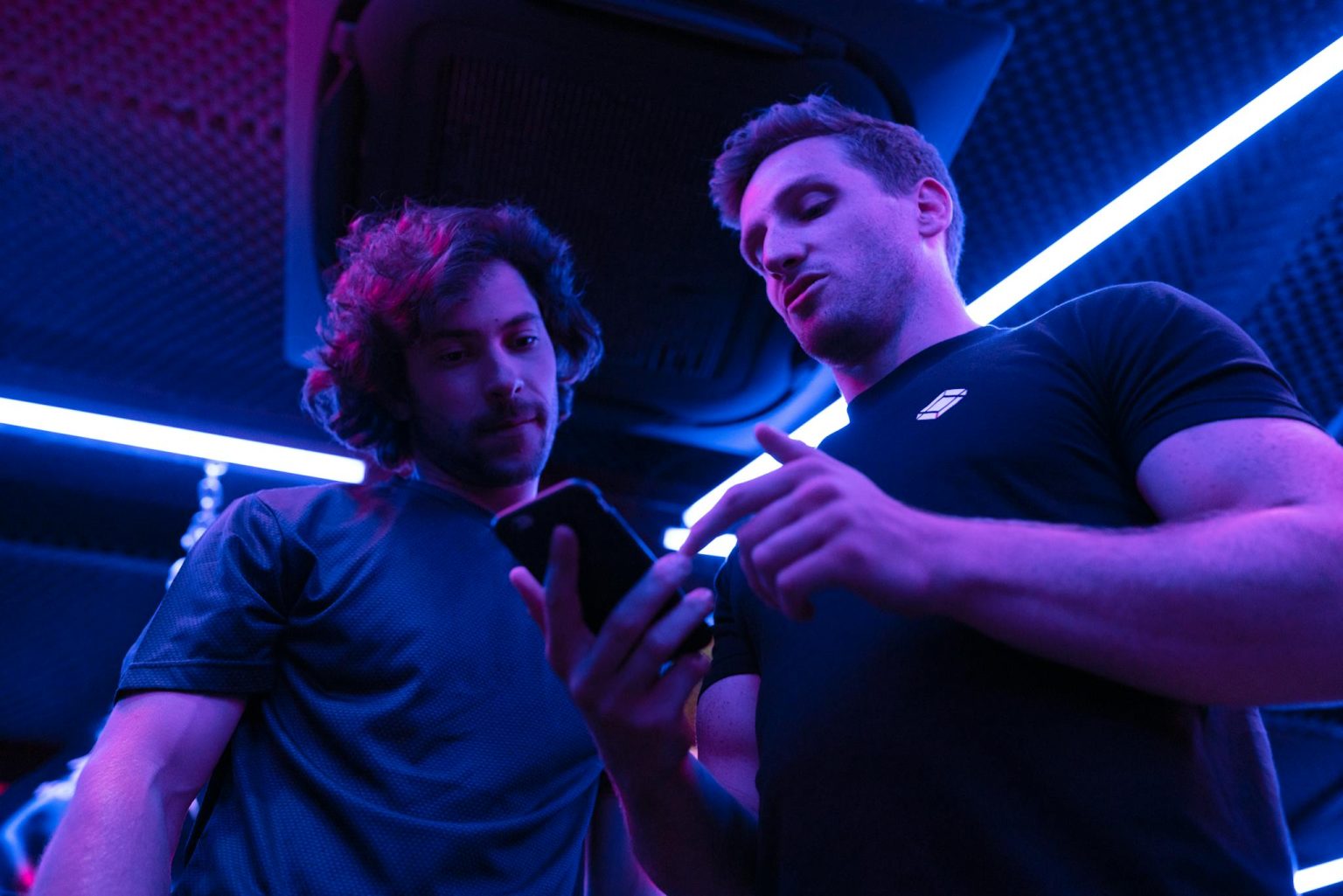 Dos jugadores de pádel revisando juntos la app Padel Clarity en un celular